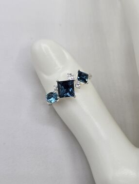 Swarovski Crystal Elements Silver Ring Light & Dark Blue Zircon Size 7.75 Bridal